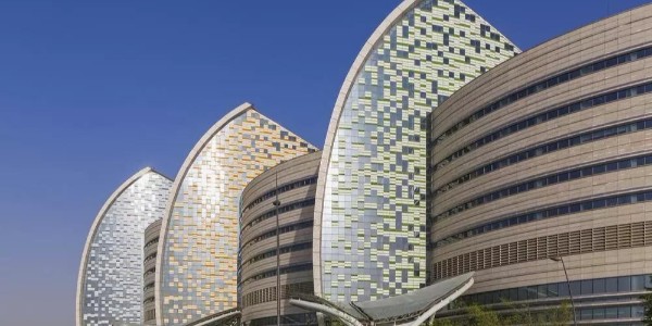 老外的醫(yī)院建筑設(shè)計，一個巨大的、帆狀的中庭??！